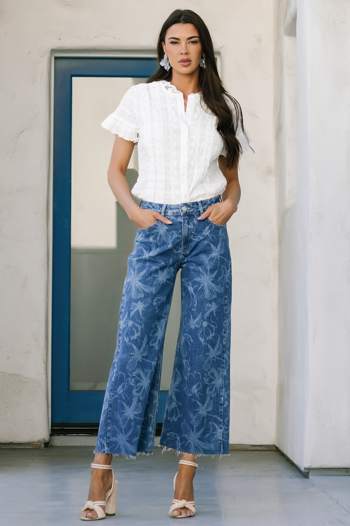 Cropped styling image of Cádiz jeans paired with a tee and sandals, demonstrating casual outfit pairing and fit (approx. 96 chars)
