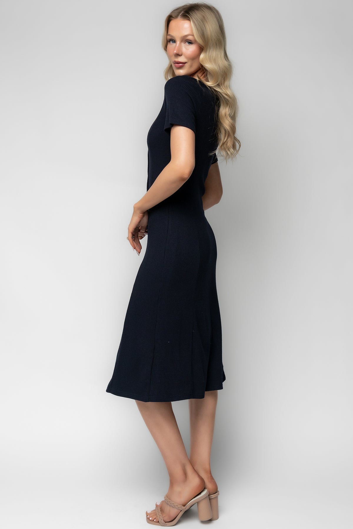 Back and side detail of Océane navy midi dress on model, showing fitted silhouette, short sleeves, and comfortable stretch knit fabric.