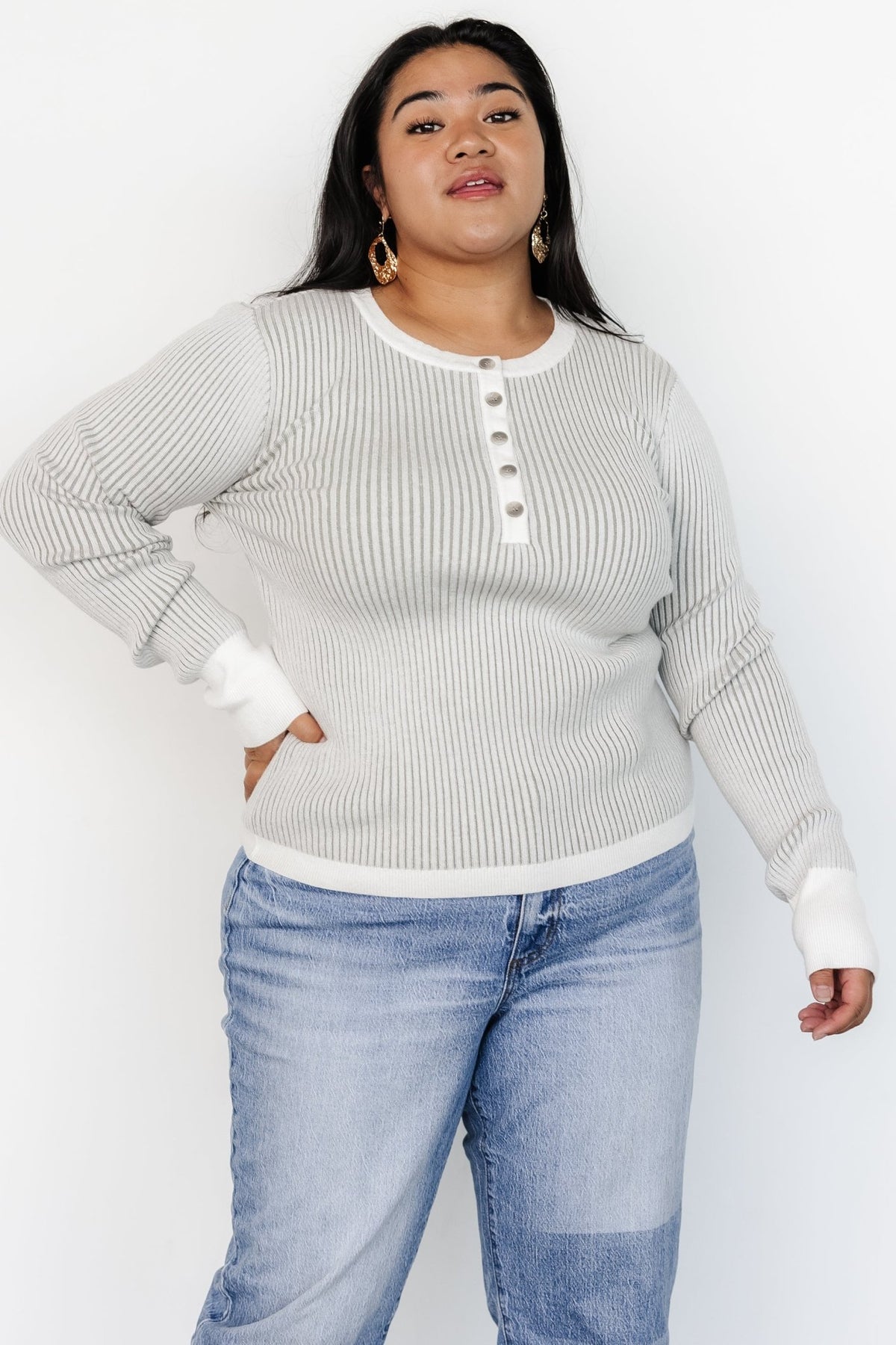 Close-up of the Stevie sweater's wide rib knit in light gray highlighting texture, stitch detail, and off-white cuff contrast.