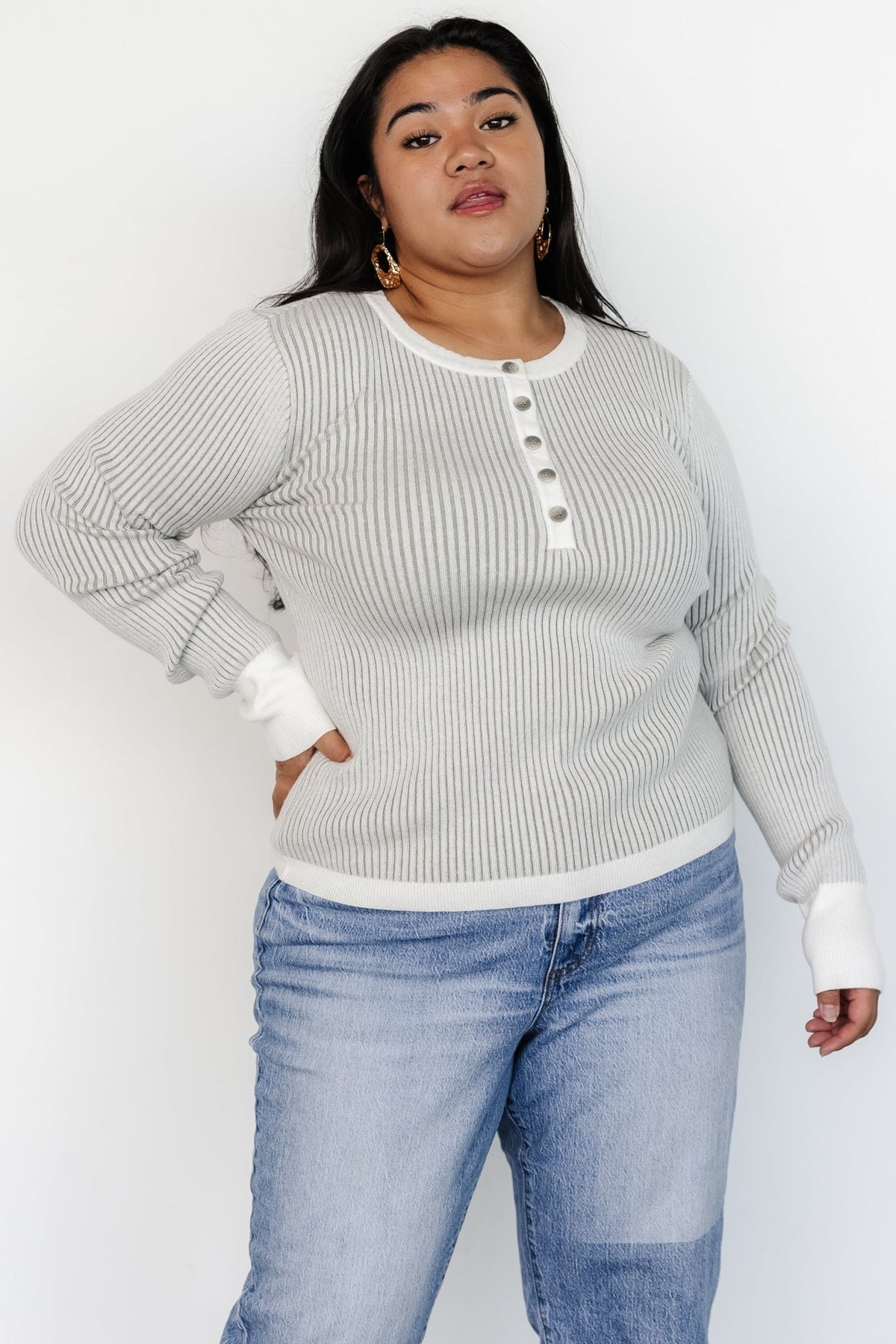 Variant view of Stevie ribbed sweater in light gray showing 1XL fit on model; highlights proportion and ribbed silhouette.